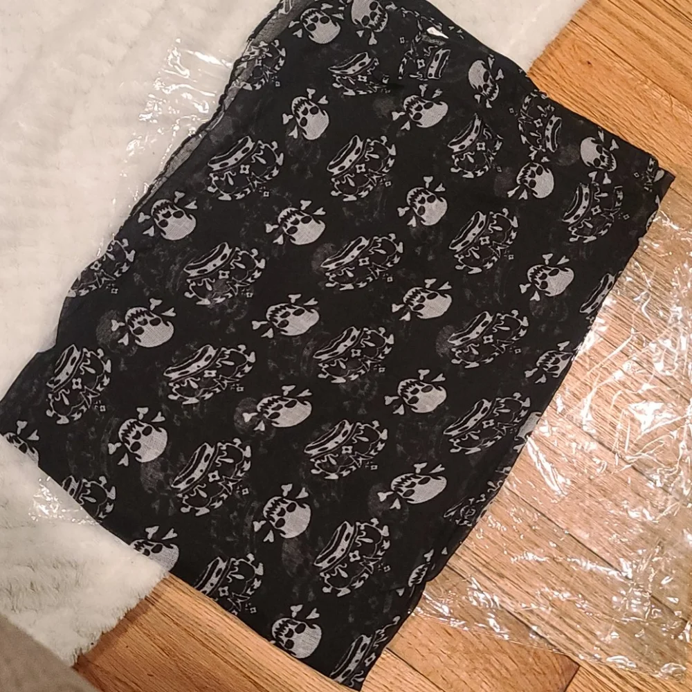 ❤️10/$40 New big skull halloween scarf